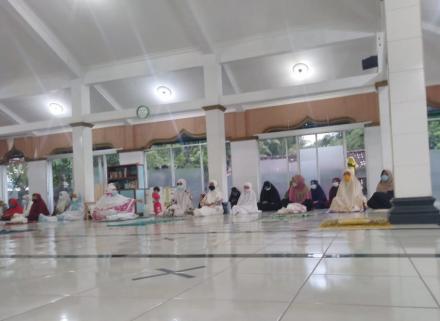 Pengajian Menjelang Buka Puasa di Masjid Al-Falah Pencit Rejo