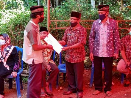 Penyerahan Akte Kematian Almarhum Sukismo Pawiro