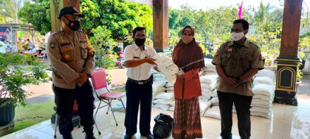 Penyaluran Bantuan Sosial Berupa Beras Untuk Warga Kalurahan Terong