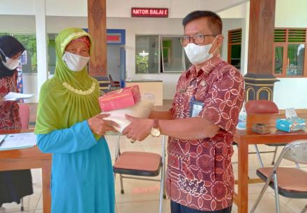 Penyaluran Bantuan Beras Bantuan Sosial dari Dinas Sosial