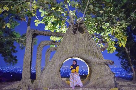 MELEPAS PENAT DENGAN KEINDAHAN HUTAN PINUS PENGGER