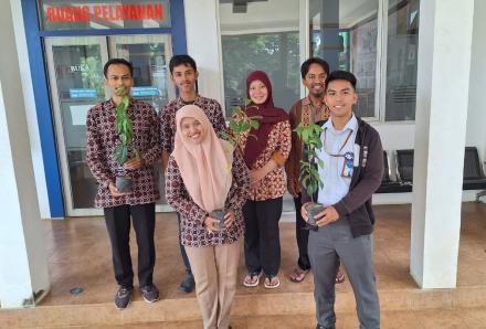 Pemberian Bibit Tanaman Oleh BPD DIY Cabang Dlingo