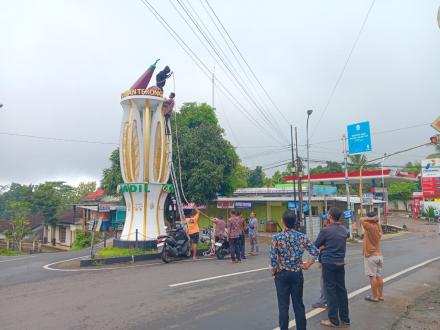 Cuaca Ekstrem Rusak Tugu Terong, Simbol Utama Kalurahan Terong Butuh Perbaikan Segera