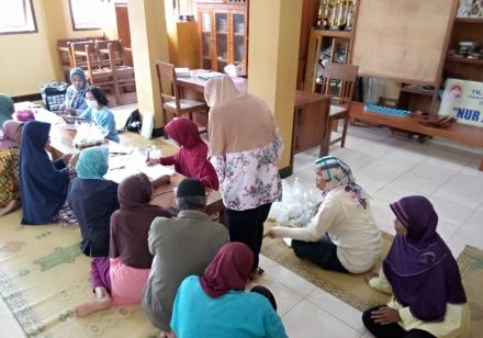 Upaya Pantau Tumbuh Kembang dan Kesehatan Lansia, Kader Terong 1 Laksanakan Posyandu Rutin