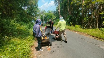 Respons Keluhan Warga, Dinas PU Tambal Lubang di Jalan Cinomati Guna Jamin Keselamatan Pengendara
