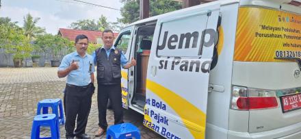 Jemput Bola Pajak, JEMPOL SI PANDA Layani Warga di Halaman Kantor Lurah Terong Pagi Ini