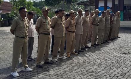 Pimpin Apel Pagi, Lurah Terong Tekankan Pentingnya Solidaritas dan Disiplin Kerja