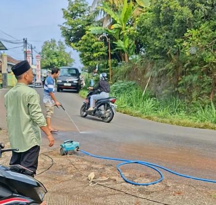 Antisipasi Kecelakaan, Warga Bersama Pamong Kalurahan Terong Gotong Royong Bersihkan Jalan