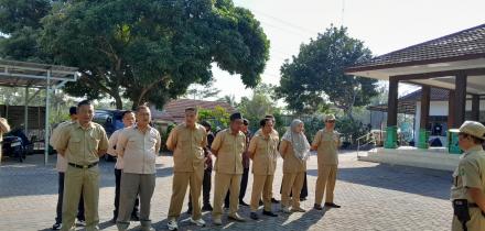 Pimpin Apel Rutin, Lurah Terong Tekankan Kesiapan Pamong Hadapi Padatnya Agenda Hari Ini