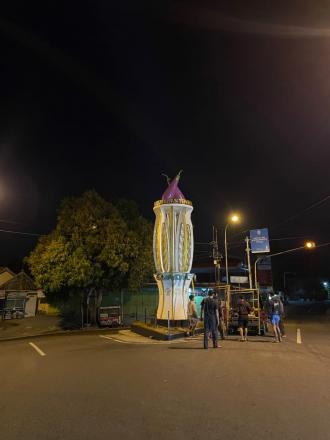 Sempat Roboh akibat Cuaca Ekstrem, Ikon Tugu Terong Kini Kembali Terpasang Kokoh