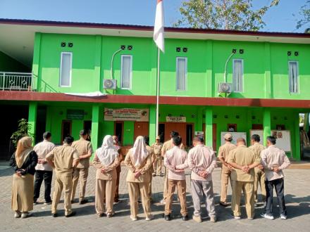 Pimpin Apel Senin Pagi, Lurah Terong Sampaikan Agenda TMMD hingga Persiapan Pilurah