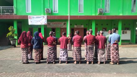 Pamong Kalurahan Terong Berbusana Adat Jawa, Lurah Sugiyono Beri Imbauan Penting Terkait Pilur