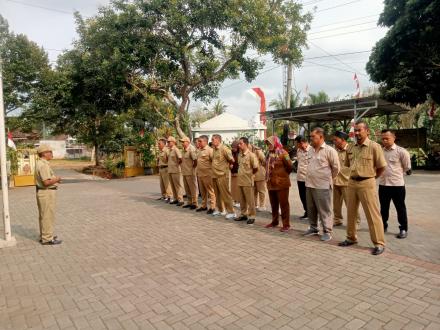 Pimpin Apel Rutin, Lurah Terong Evaluasi Pelayanan RT dan Tegaskan Tertib Aturan Berpakaian Dinas